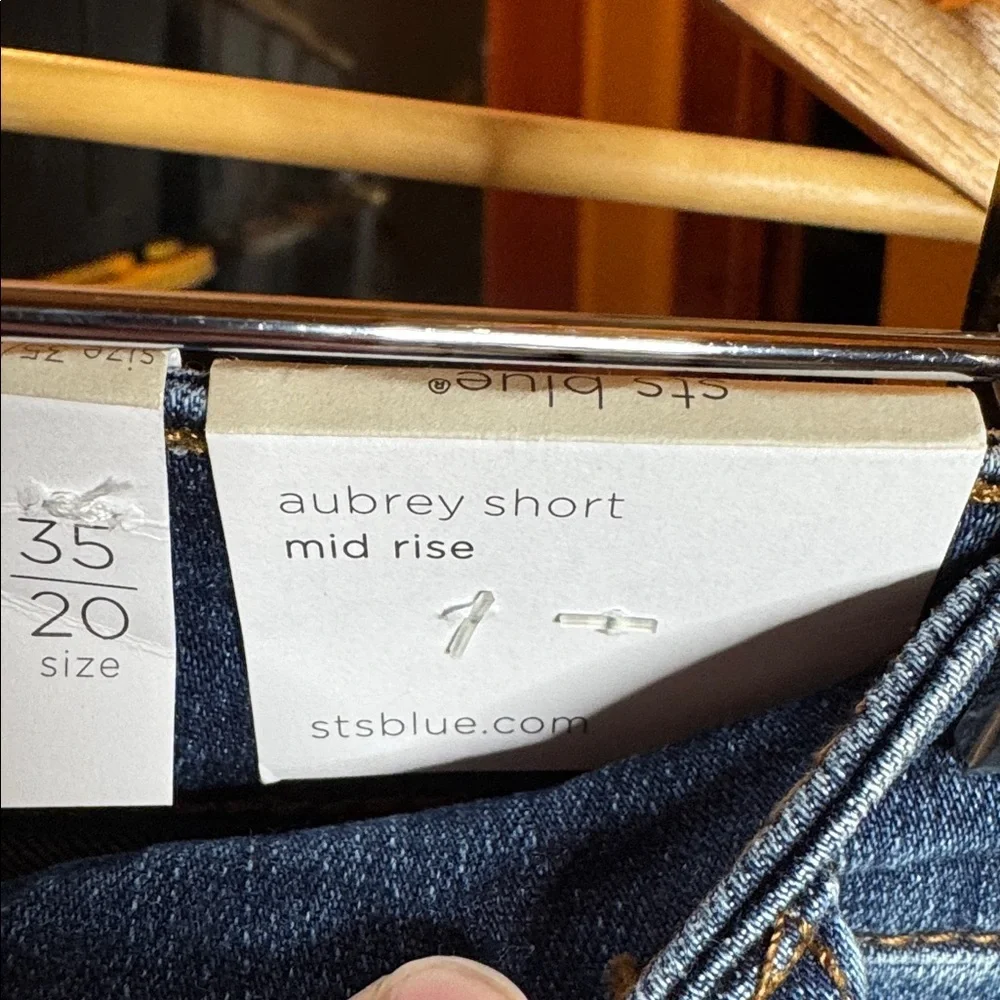 NWT STS Blue Aubrey Mid Rise Denim Shorts 20W Plus Size Raw Hem Distressed